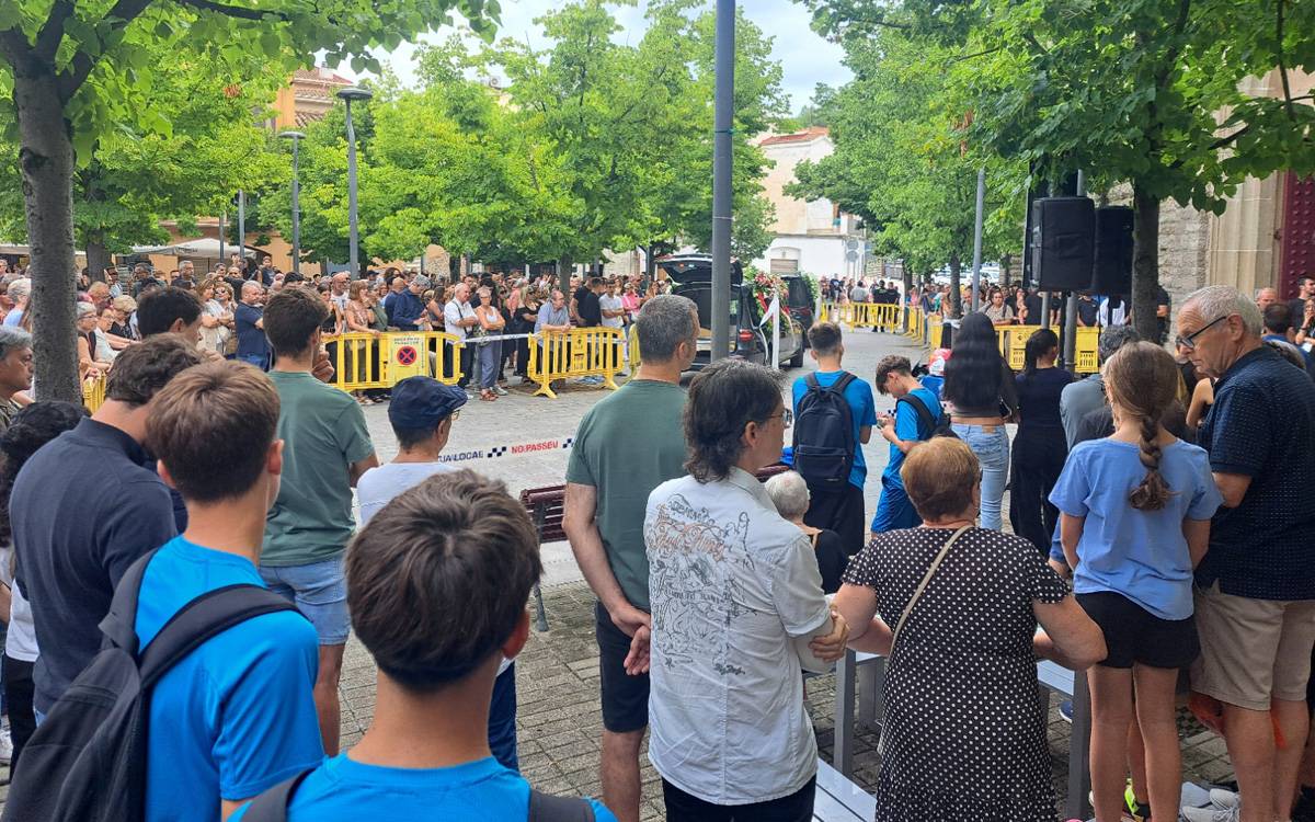 Sallent fa petita l'església de Santa Maria per acomiadar el jove pilot Pau Alsina
