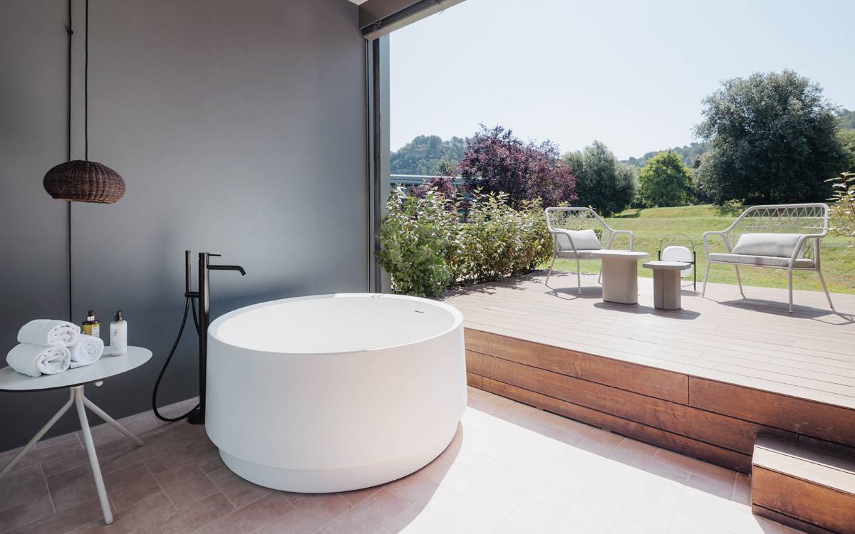 L'Hotel Món Sant Benet estrena habitacions amb banyera exterior i amplia la seva capacitat fins a les 90