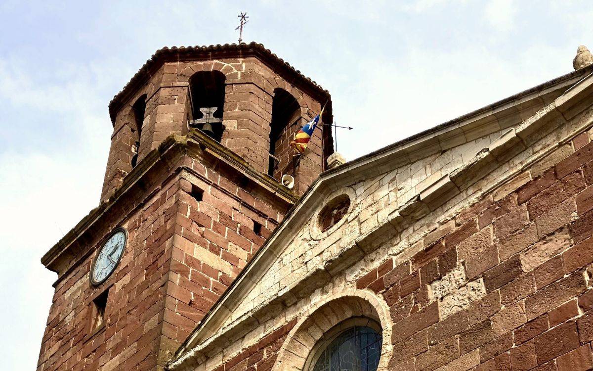 Una denúncia obliga l'Arquebisbat a retirar l'estelada del campanar de Santa Maria de Prades