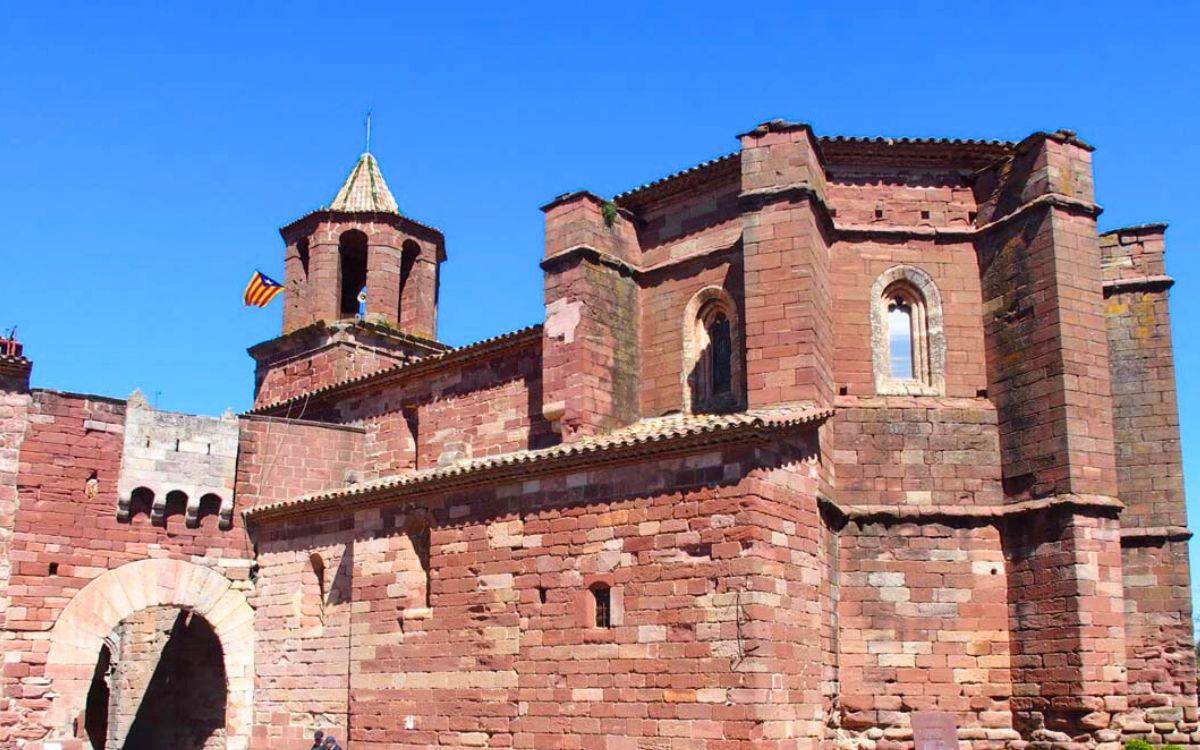 L'edifici eclesiàstic data del segle XIV i és d'estil gòtic amb clares influències romàniques. - Catalunya Medieval / Ricard Ballo