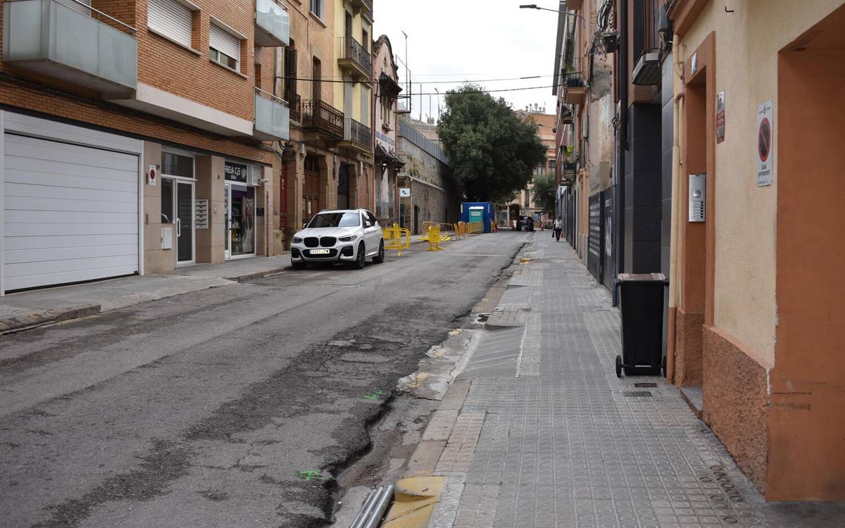 Treballs de senyalització horitzontal i vertical al carrer Canonge Montanyà