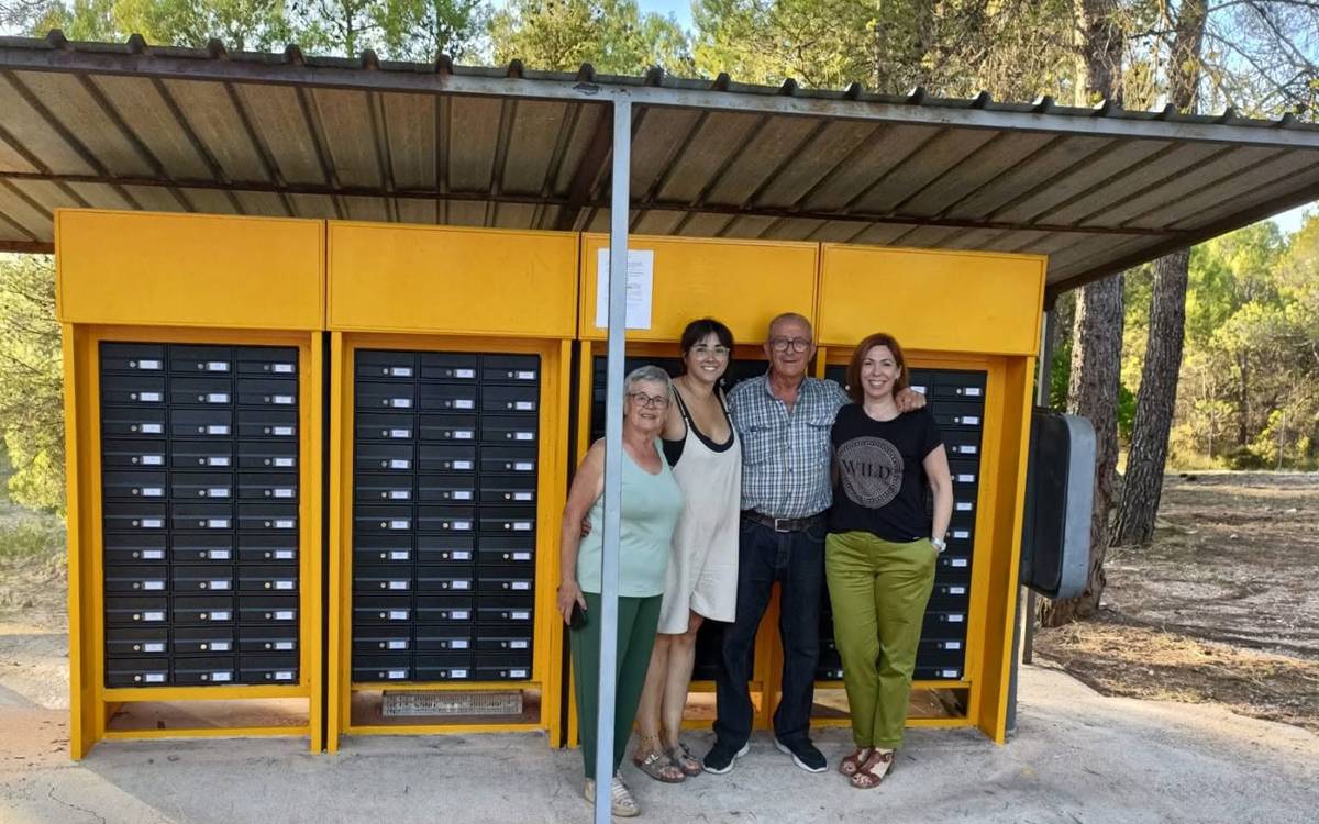 Sant Salvador de Guardiola millora el servei postal amb noves bústies a Ca l'Esteve