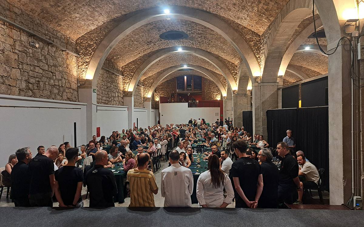 Un sopar per llepar-se'n els dits: 180 persones celebren les varietats de tomàquet del Bages