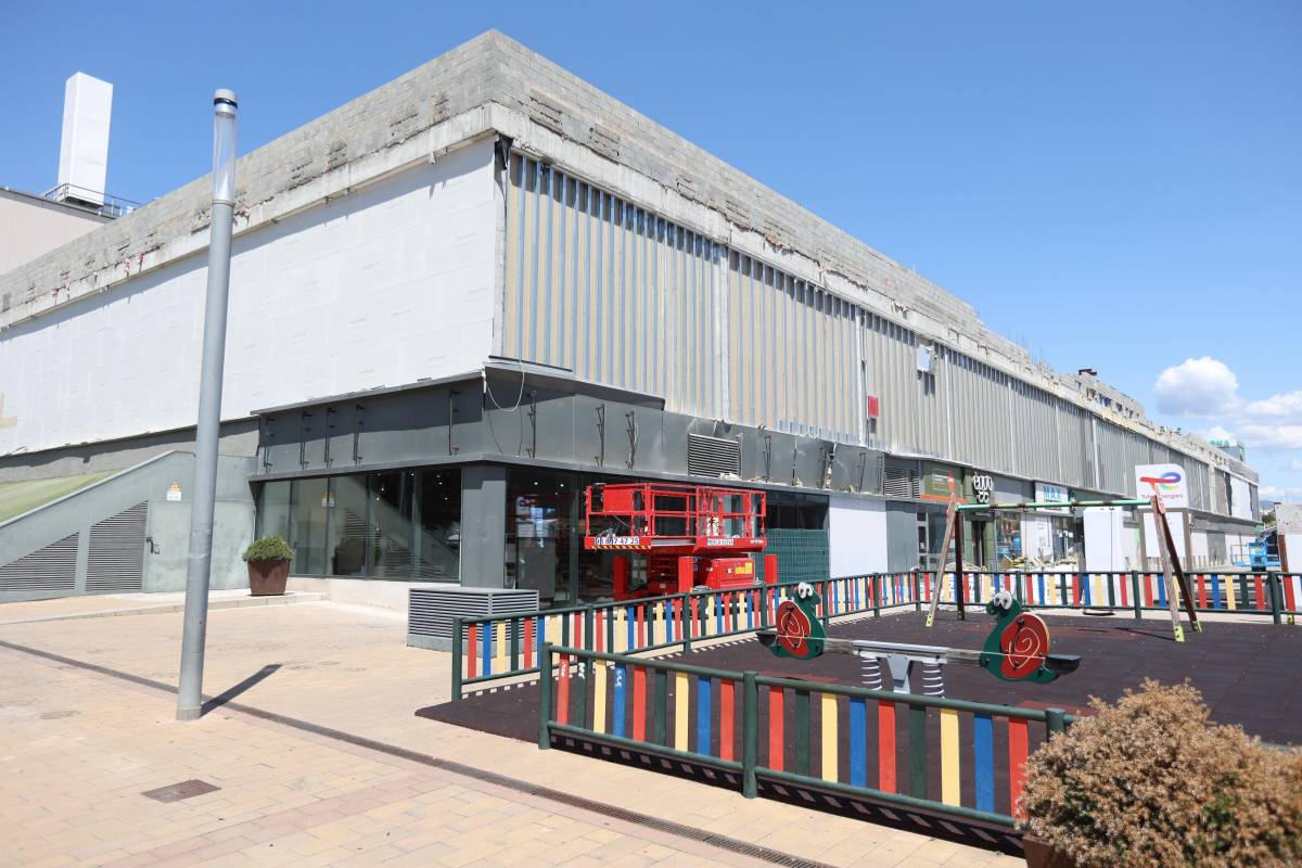 FOTOS | Retiren tots els blocs de formigó de l'edifici B del Via Sabadell