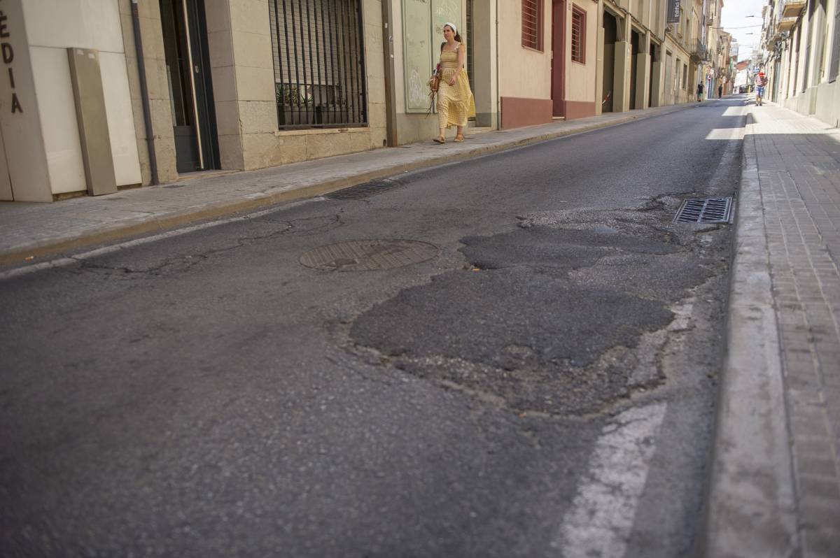 Talls totals del trànsit al carrer de Sant Antoni per les obres d'asfaltatge