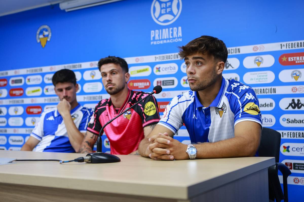 Els tres futbolistes, a la sala de premsa durant la presentació - Victor Castillo