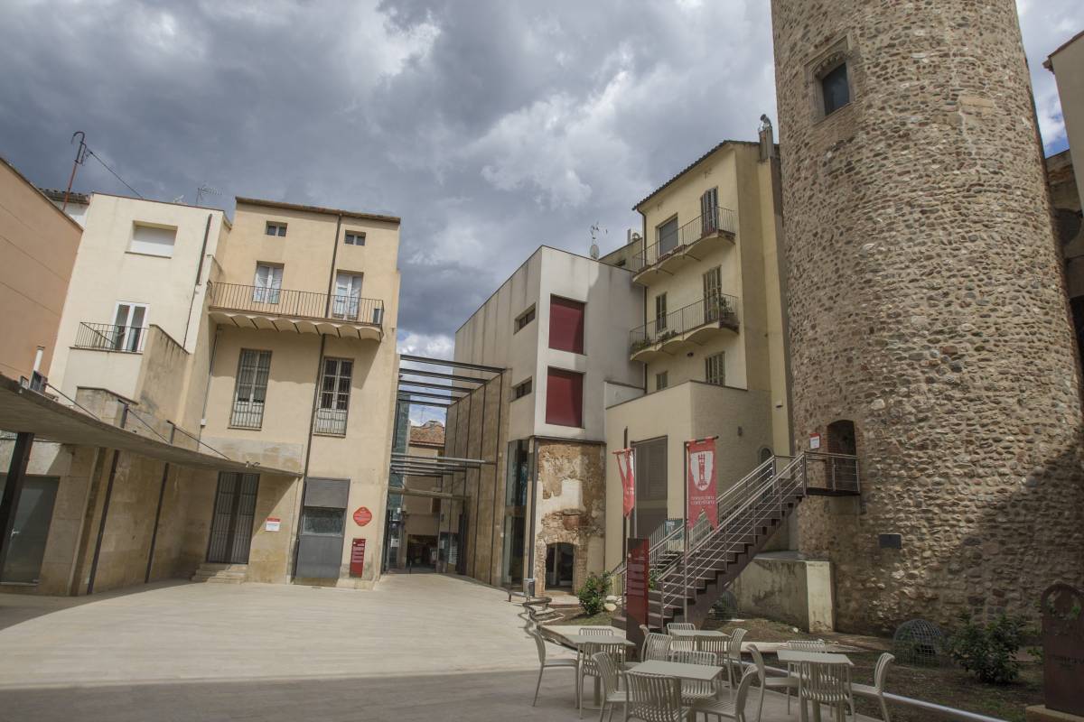 Retiren el tendal de la Torre del Palau, danyat per la dana