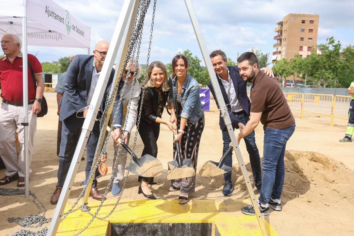 La consellera de Drets Socials i Inclusió, Mònica Martínez, en l`acte de la primera pedra, amb l`alcaldessa Farrés
