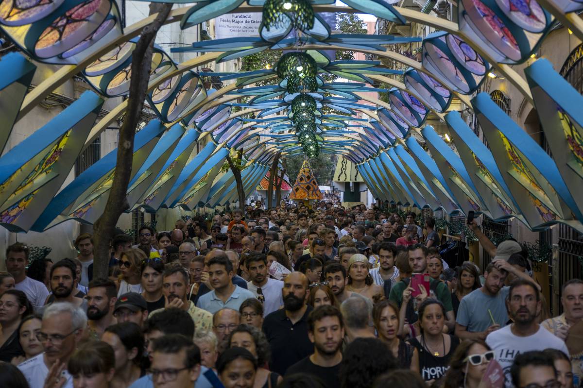 Carrers guarnits a la festa major de Gràcia 2025