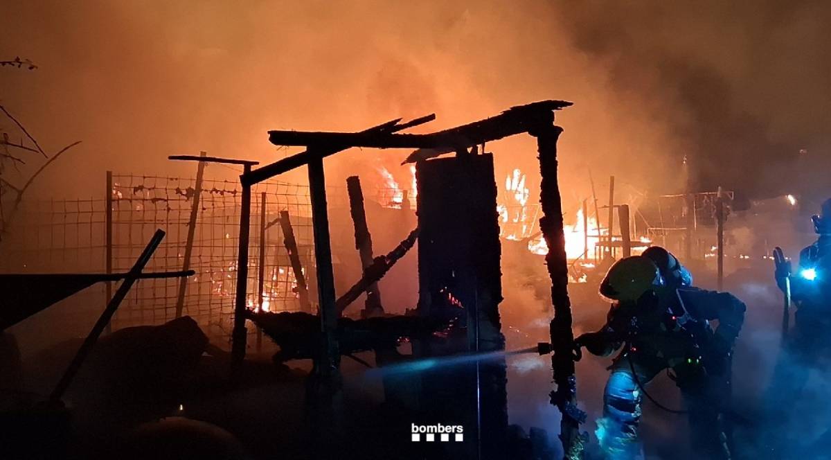Incendi en una zona de barraques de Sabadell: sis dotacions dels Bombers han actuat de matinada