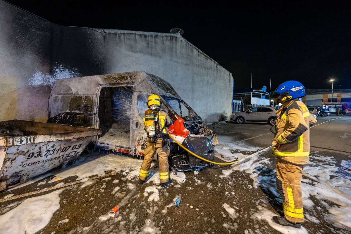 Incendi d'un vehicle a Gràcia - JUANMA PELÁEZ