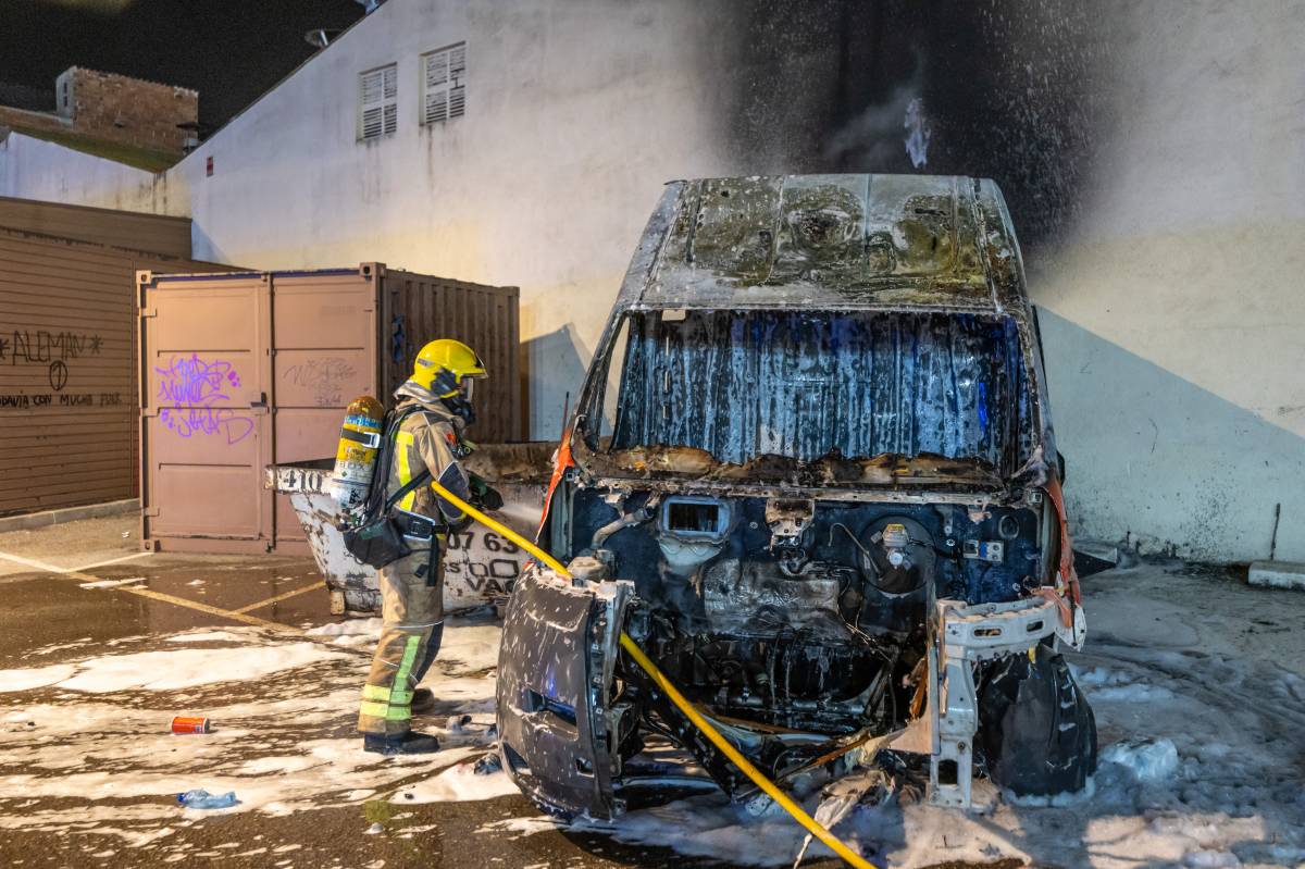 Incendi d`un vehicle a Gràcia