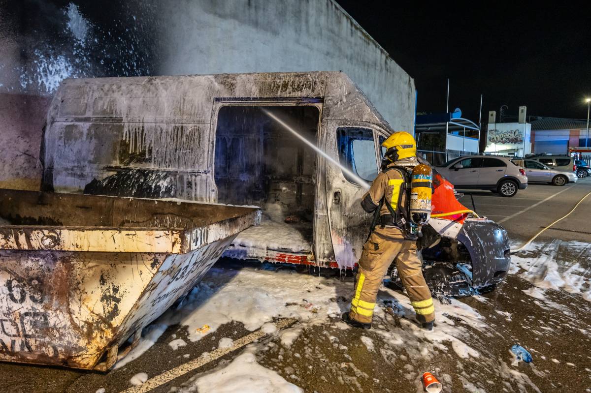Incendi d'un vehicle a Gràcia - JUANMA PELÁEZ