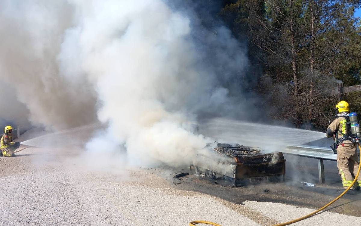 Un incendi calcina totalment un turisme i el seu remolc a l'N240 a Montblanc
