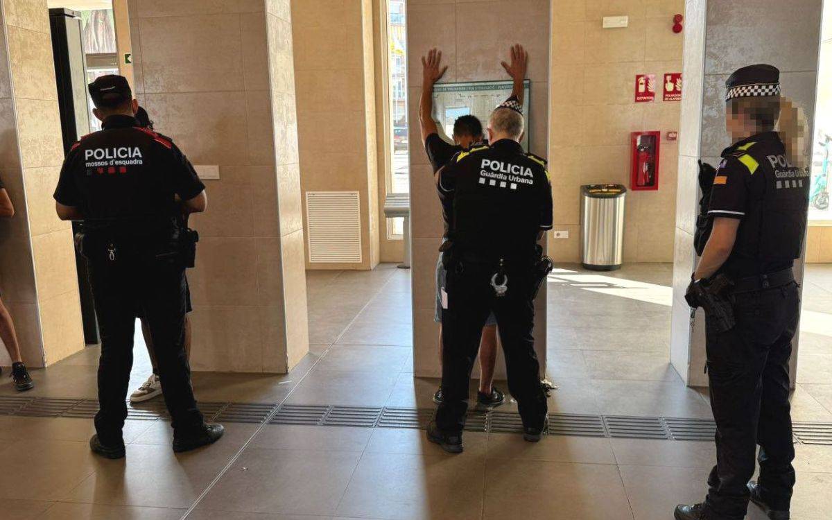 Més de 40 identificats i diversos detinguts en un operatiu a les estacions de bus i tren de Tarragona