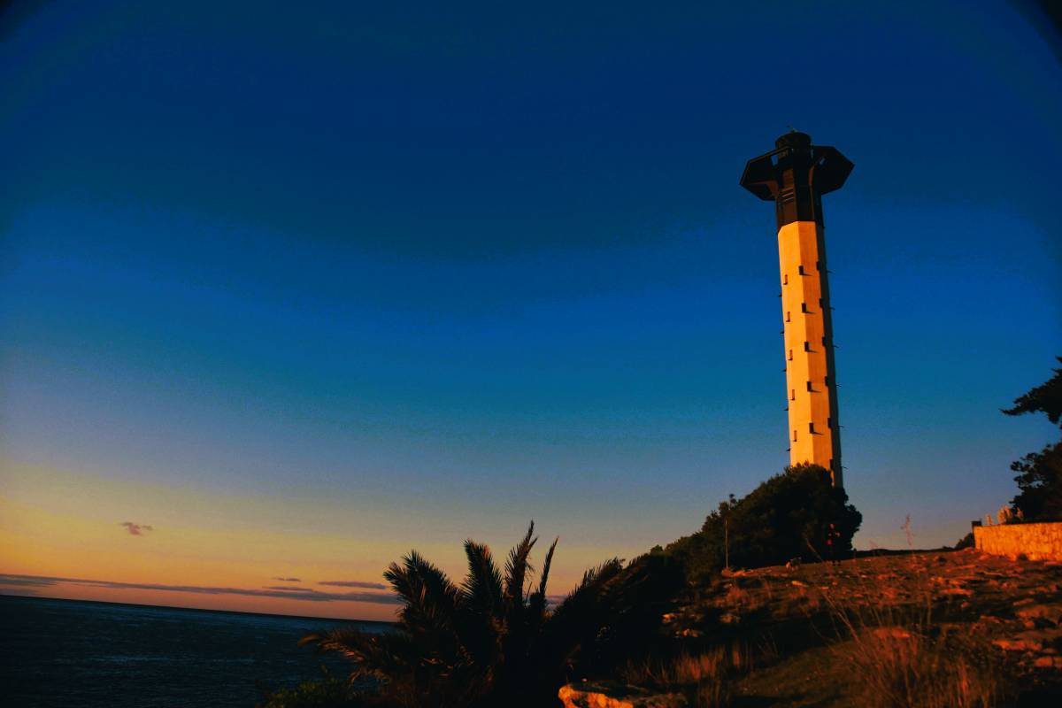 Torredembarra convida a veure la sortida del sol amb visites guiades a l'alba des del seu emblemàtic far