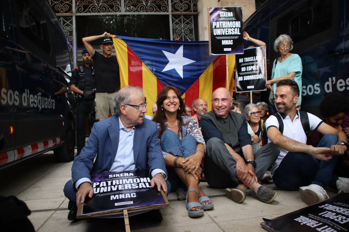 Protesta independentista al MNAC abans de l'arribada dels tècnics de l'Aragó