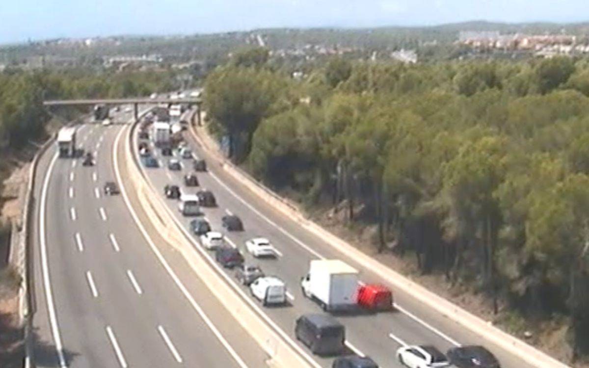 Llargues cues a l'AP-7 a Roda de Berà per un accident