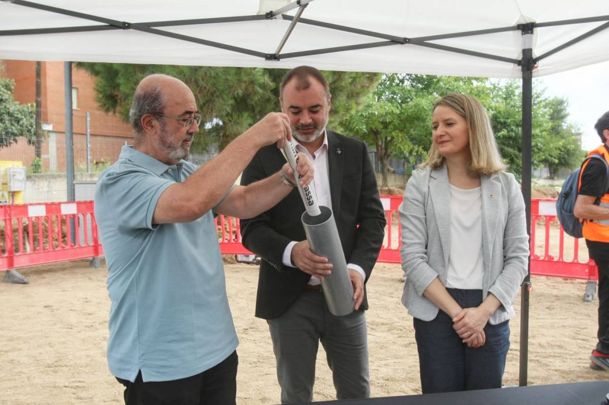 El gest simbòlic de situar el Diari de Terrassa dins la primera pedra de la residència de Sant Pere Nord - Nebridi Aróztegui El gest simbòlic de situar el Diari de Terrassa dins la primera pedra de la residència de Sant Pere Nord