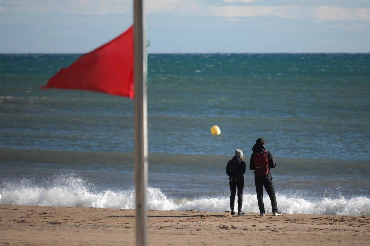 Vint platges catalanes amb bandera vermella