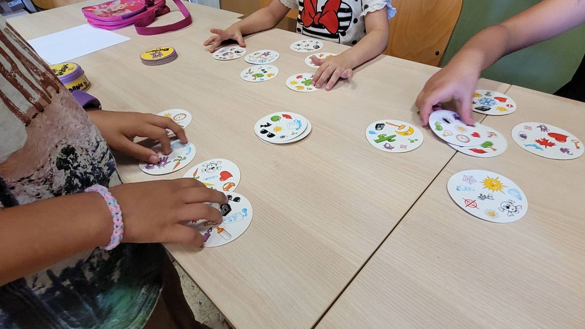 Els jocs són un bon recurs per a l`adquisició de vocabulari amb els més menuts - Lídia López Els jocs són un bon recurs per a l`adquisició de vocabulari amb els més menuts