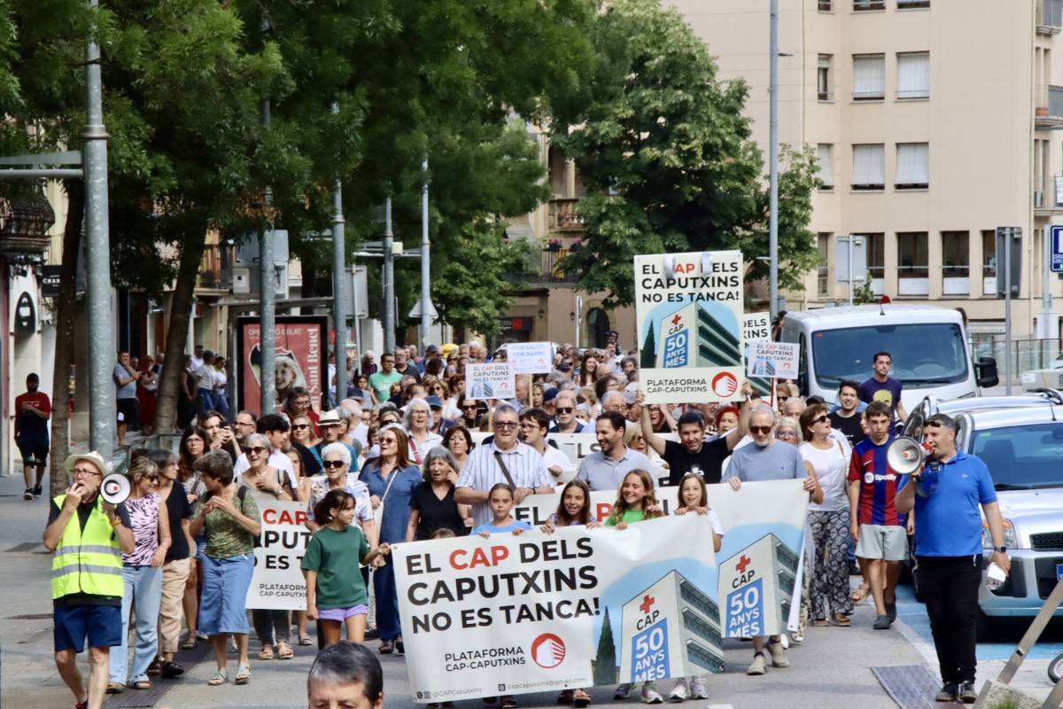 Centenars de persones es manifesten a Vic en contra del trasllat del CAP Nord al solar del Mercat Municipal