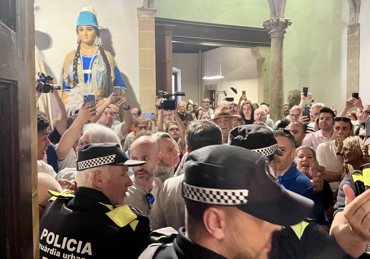Manifestants protesten al ple de Vic en contra de traslladar el CAP Vic Nord al solar del Mercat Municipal. - L.Busquets/ACN Manifestants protesten al ple de Vic en contra de traslladar el CAP Vic Nord al solar del Mercat Municipal.