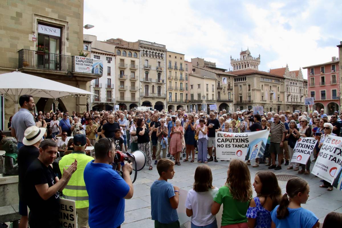 Manifestants protesten al ple de Vic en contra de traslladar el CAP Vic Nord al solar del Mercat Municipal. - L.Busquets/ACN Manifestants protesten al ple de Vic en contra de traslladar el CAP Vic Nord al solar del Mercat Municipal.