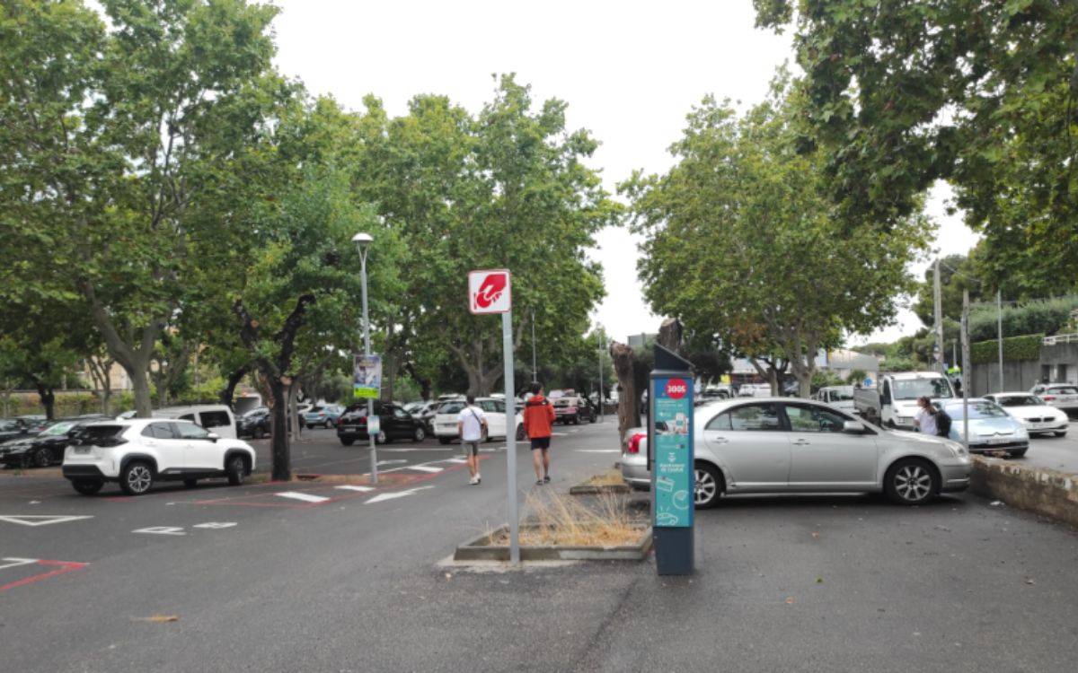 Els veïns del nucli de Platja de Calafell sense plaça podran aparcar gratis a la nova zona vermella durant l'estiu