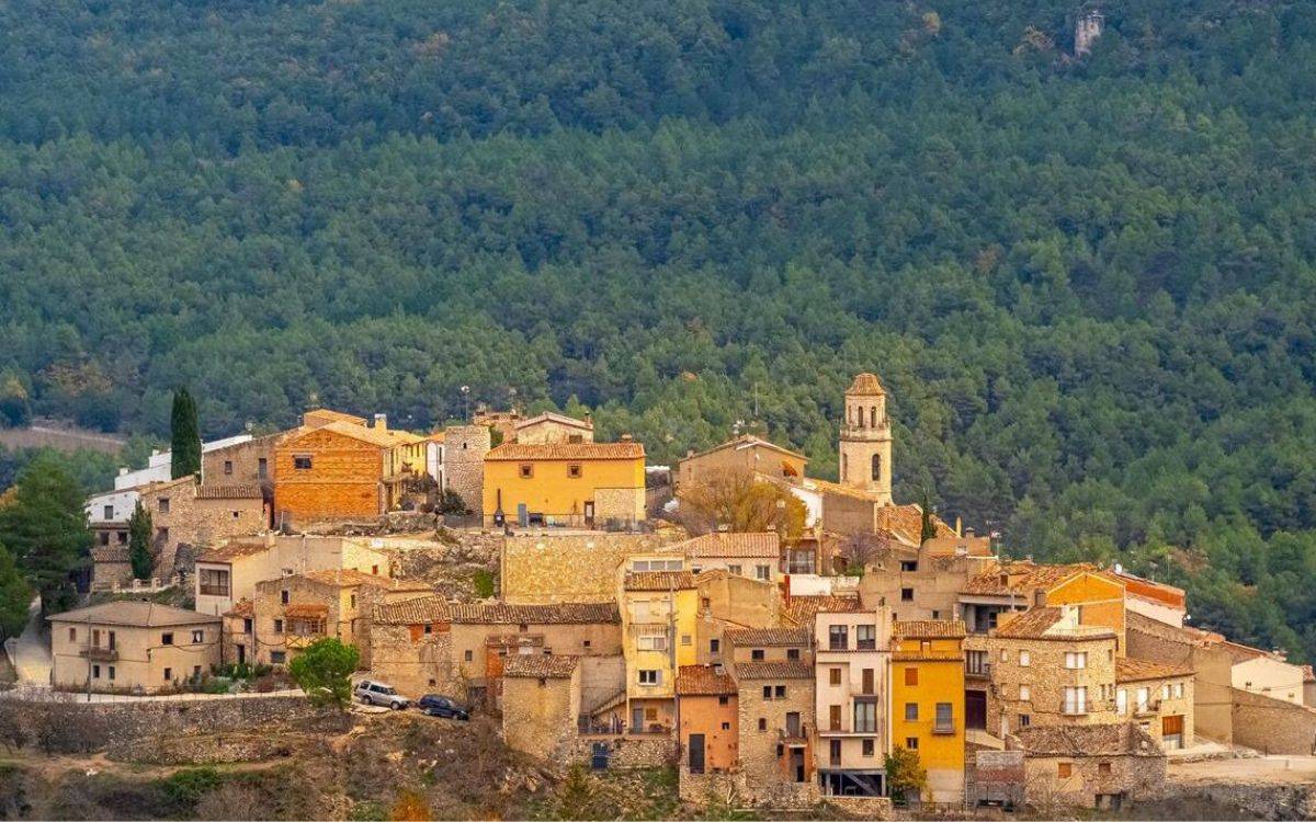 Imatge d`arxiu del poble de Capafonts, ubicat entre muntanyes. - Catalunya Turisme Imatge d`arxiu del poble de Capafonts, ubicat entre muntanyes.