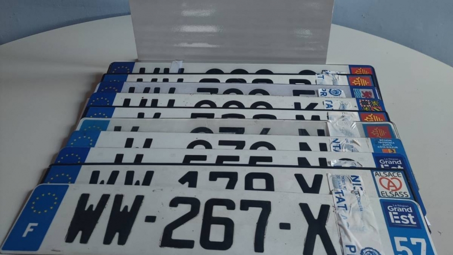 Dues lletres per amagar-se de la policia: la picaresca dels delinqüents fronterers