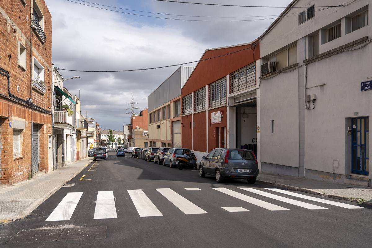 Finalitzen els treballs d'asfaltat al carrer Cadis del barri d’Ègara