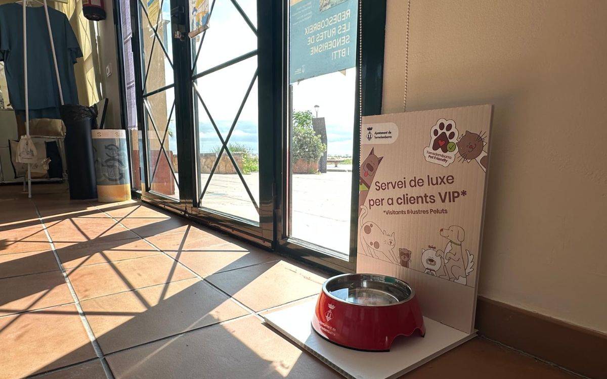 Torredembarra reparteix abeuradors als establiments i espais municipals adherits a la iniciativa 'Pet Friendly'