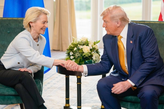 Trump torna a amenaçar la UE: ara, 35% d'aranzels si no paga 600.000 milions d'euros