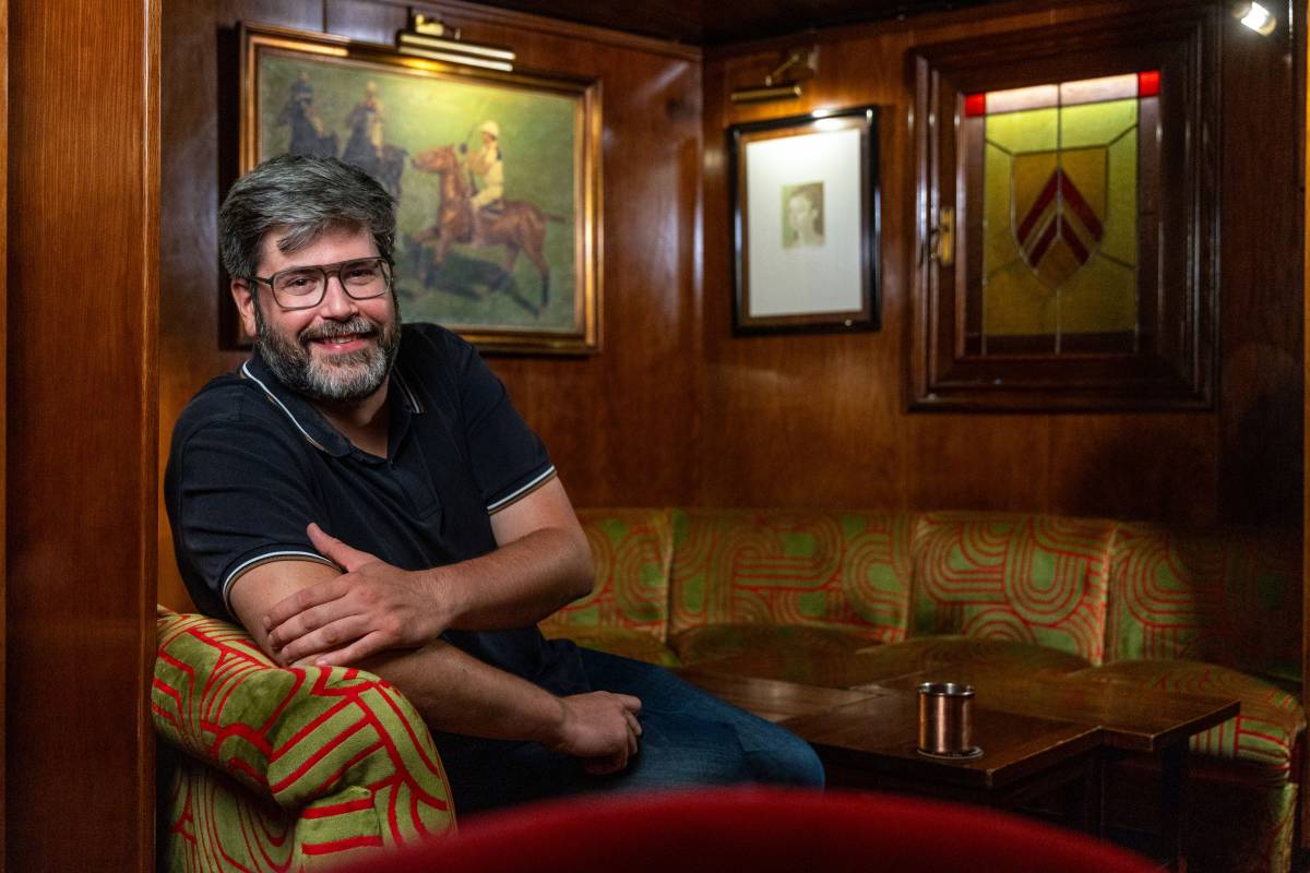 Xavier Bundó, prenent un Moscow Mule, a la cocteleria Ideal. - Miquel Homs