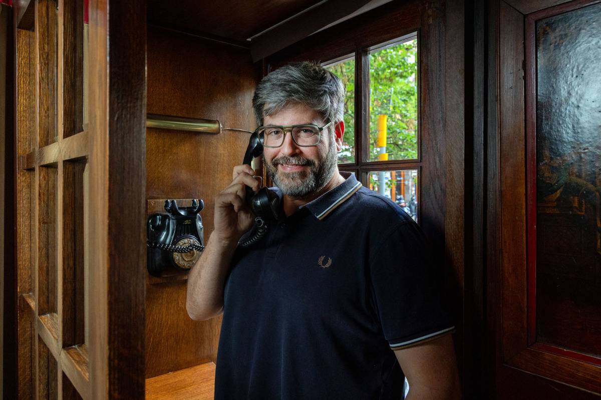 Xavier Bundó, prenent un Moscow Mule, a la cocteleria Ideal. - Miquel Homs