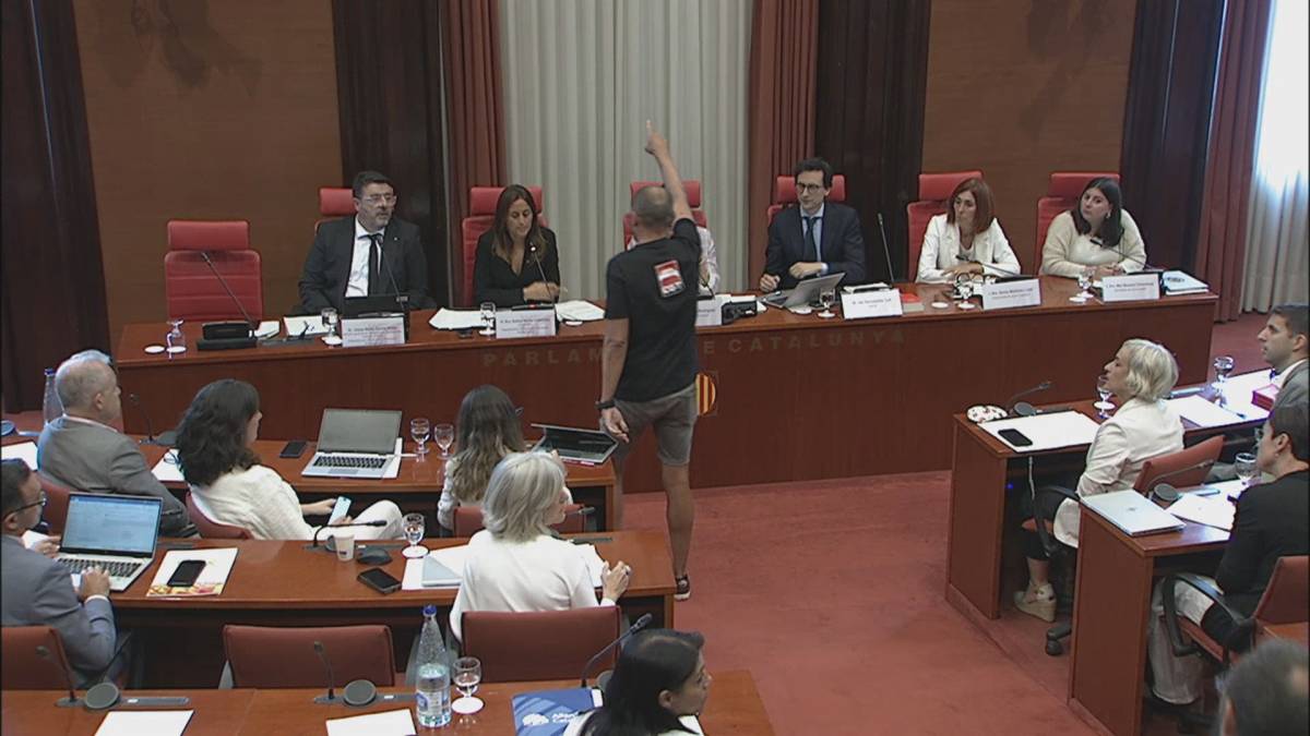 El Parlament investigarà la protesta d'un membre de CGT contra la consellera Niubó durant una comissió