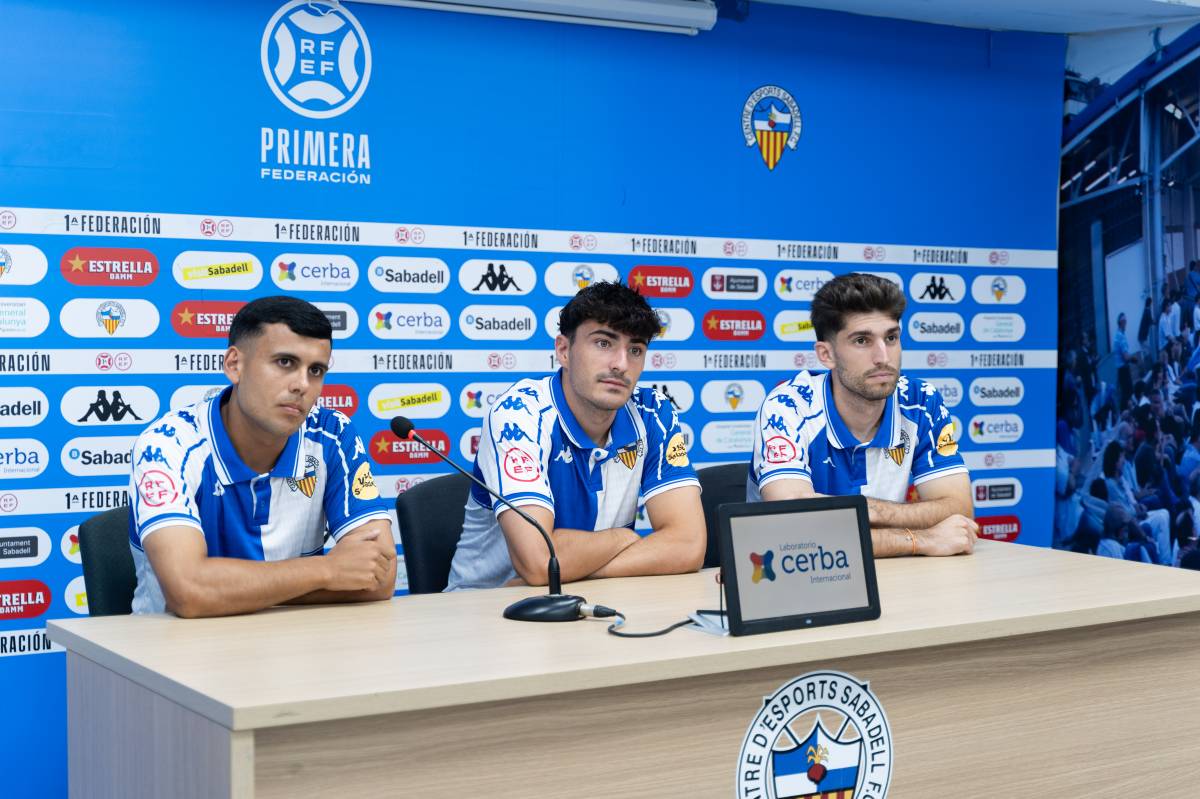 Els tres futbolistes, a la sala de premsa Miguel Quereda - David Chao