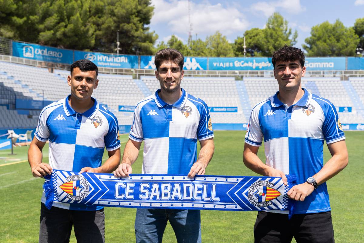 Els nous jugadors arlequinats, amb una bufanda a l'estadi - David Chao