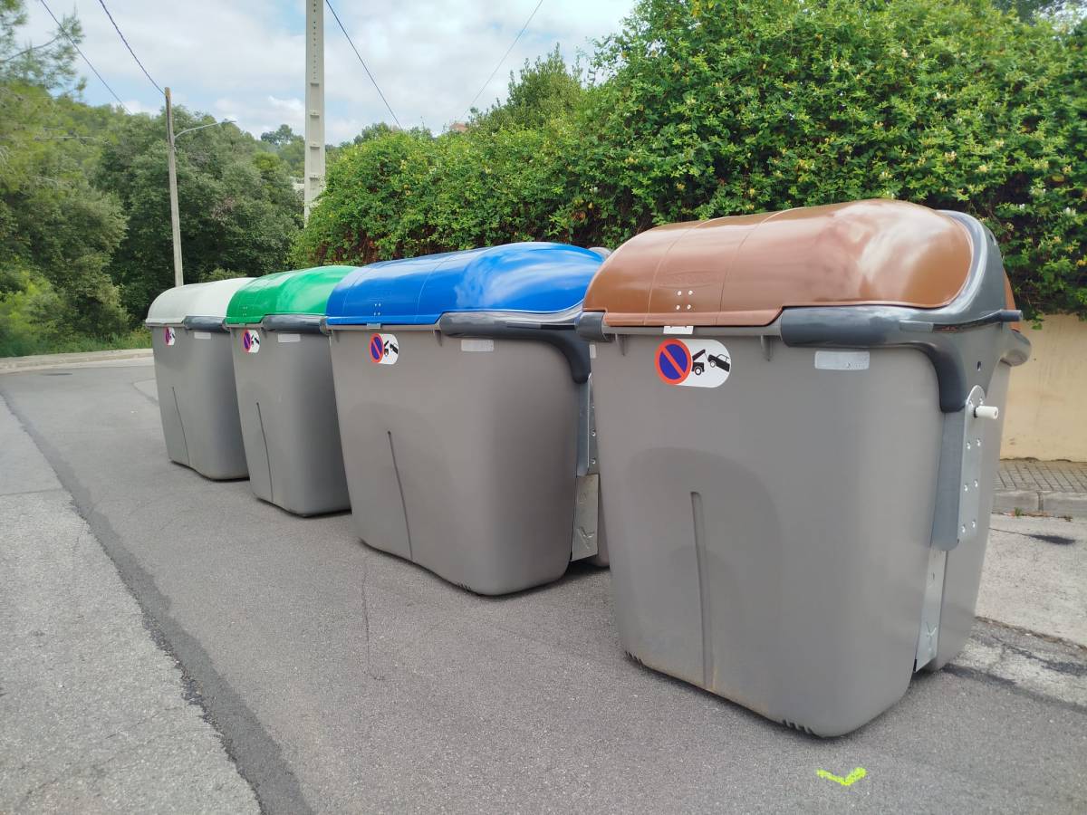 Contenidors de càrrega lateral a Can Palet de Vista Alegre
