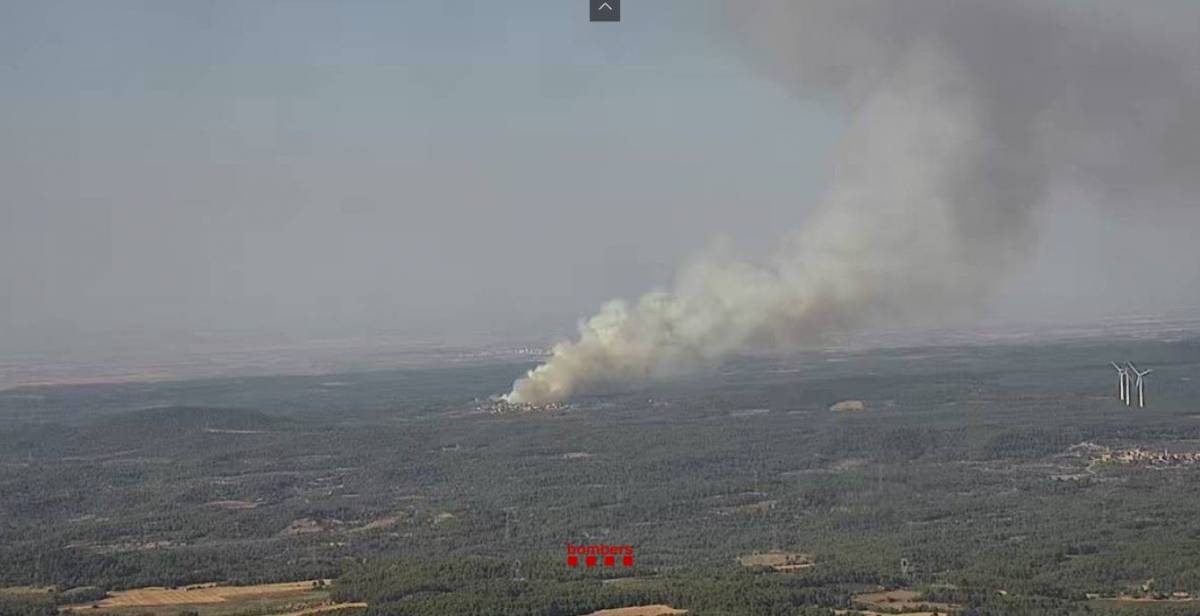 Incendi a Fulleda: els Bombers hi treballen amb 32 dotacions