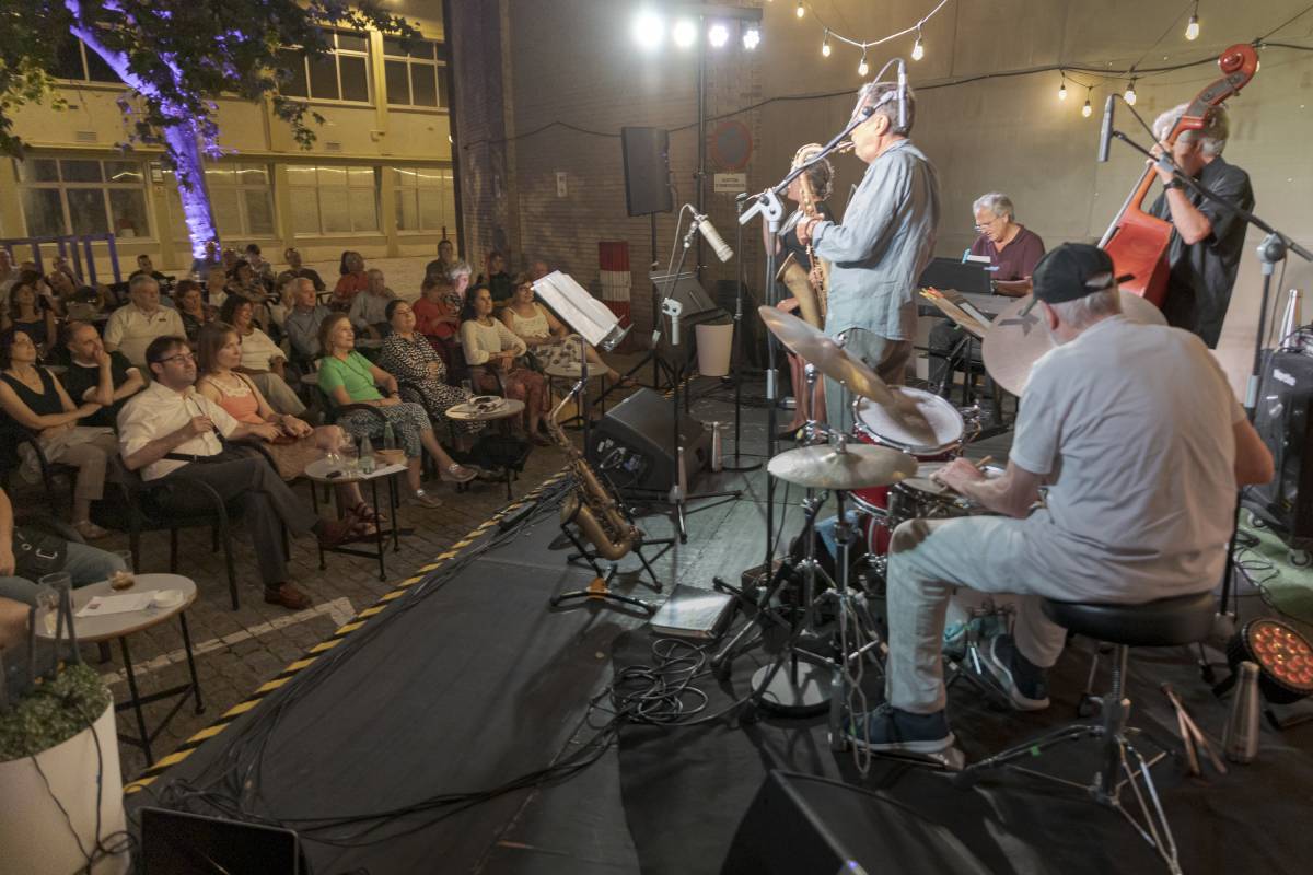 Jazz a la Fresca amb Stand`eswing - Lluís Clotet Jazz a la Fresca amb Stand`eswing