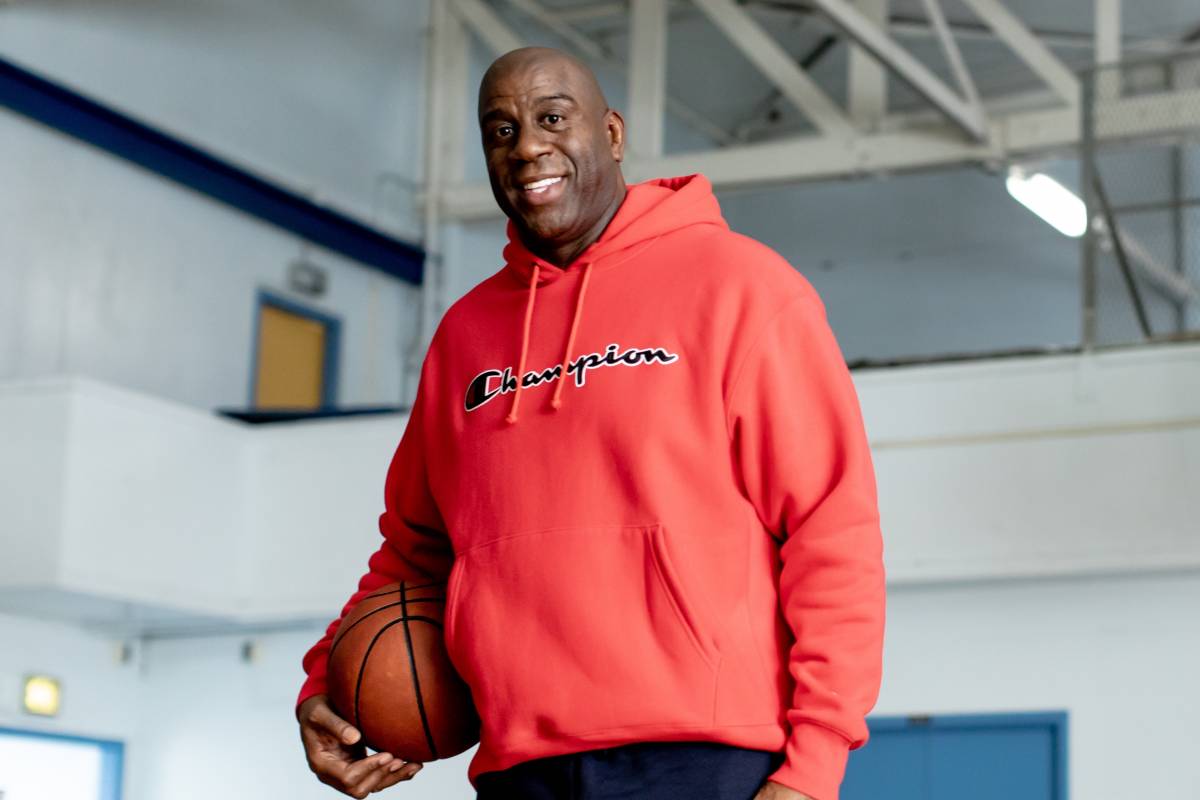 Magic Johnson reapareix a Barcelona jugant a bàsquet des d'un iot enorme