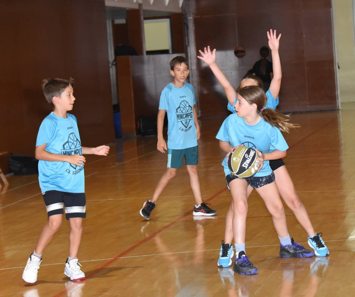 Més de quaranta infants i joves gaudeixen del bàsquet als campus del CB Solsona