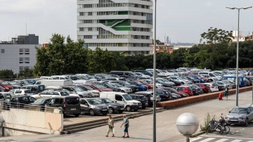 La lluita de quatre barris obrers de Barcelona per una piscina municipal