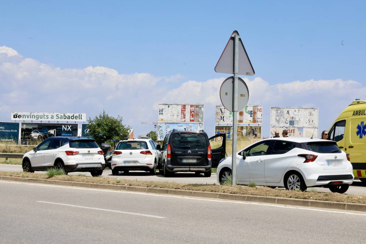 Un accident de trànsit a la Rambla Ibèria provoca llargues cues per entrar a Sabadell