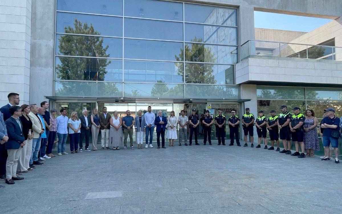 Salou recorda amb un sentit minut de silenci els dos menors ofegats a la platja Llarga
