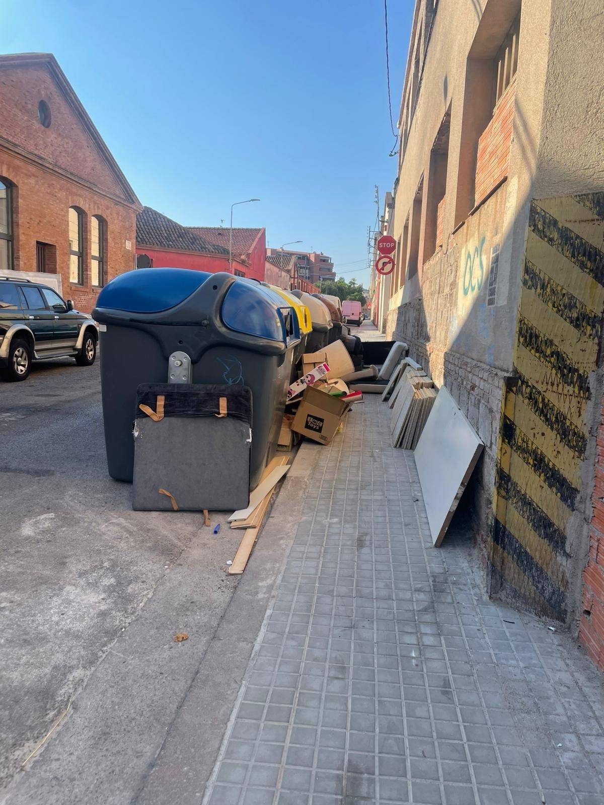 “Dipositen deixalles fora del contenidor”