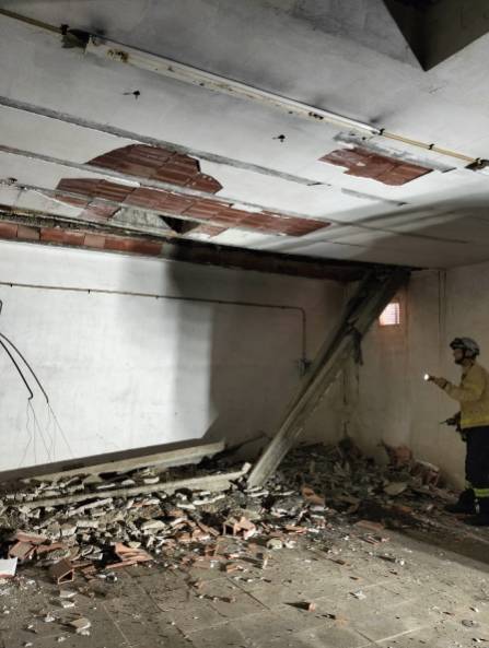 L'esfondrament en un edifici afecta dos locals i dos habitatges a Montcada i Reixac