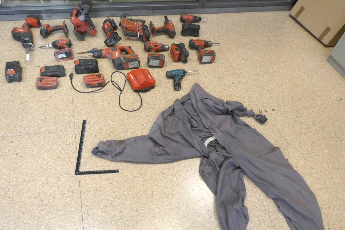 Enxampats dos lladres multireincidents que havien amagat trepants en una zona enjardinada a Figueres